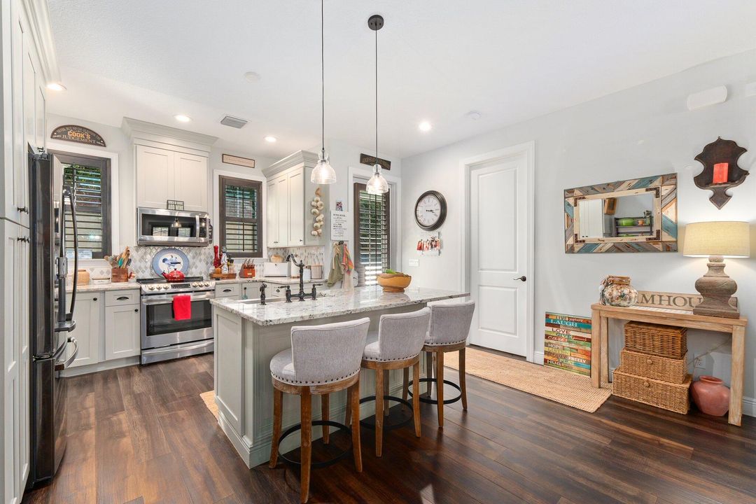 Под контрактом: $569,900 (4 спален, 2 ванн, 1654 Квадратных фут)