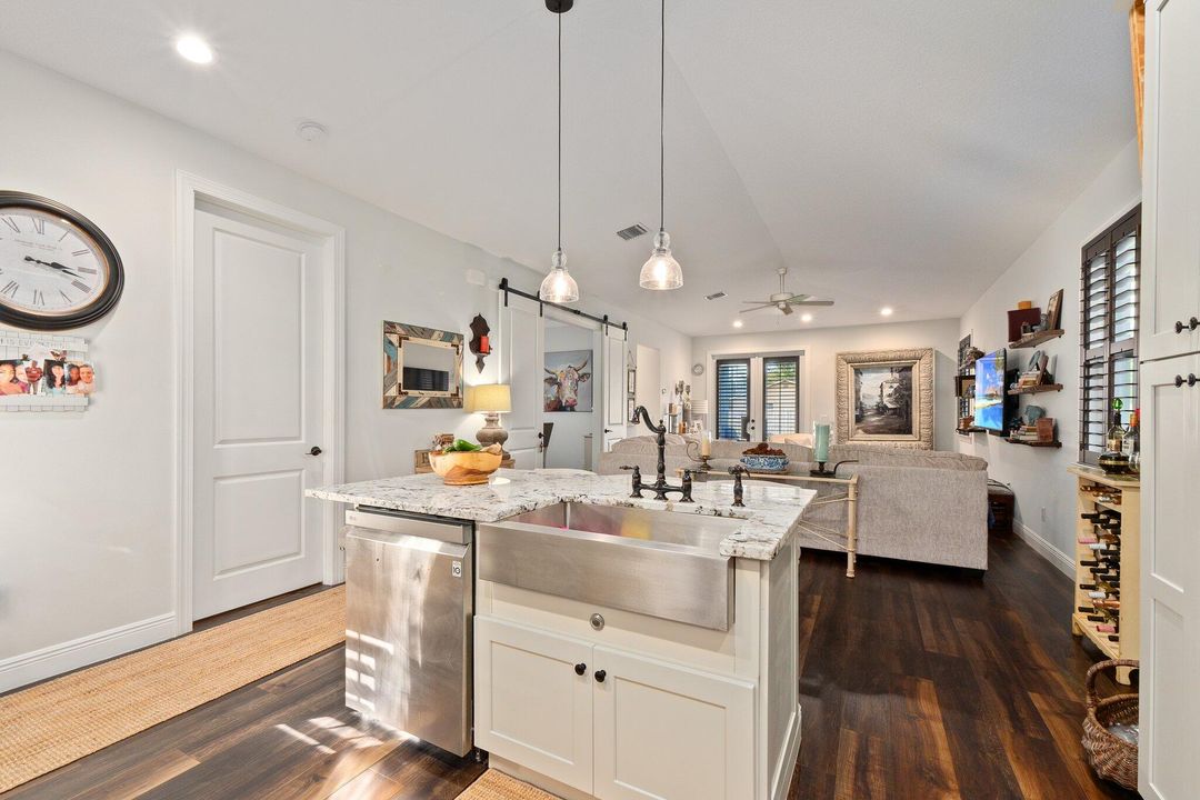 Под контрактом: $569,900 (4 спален, 2 ванн, 1654 Квадратных фут)