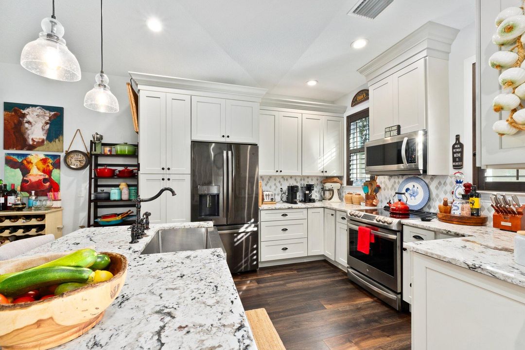 Под контрактом: $569,900 (4 спален, 2 ванн, 1654 Квадратных фут)