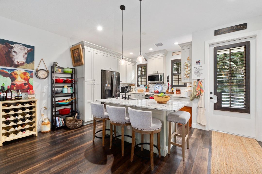 Под контрактом: $569,900 (4 спален, 2 ванн, 1654 Квадратных фут)