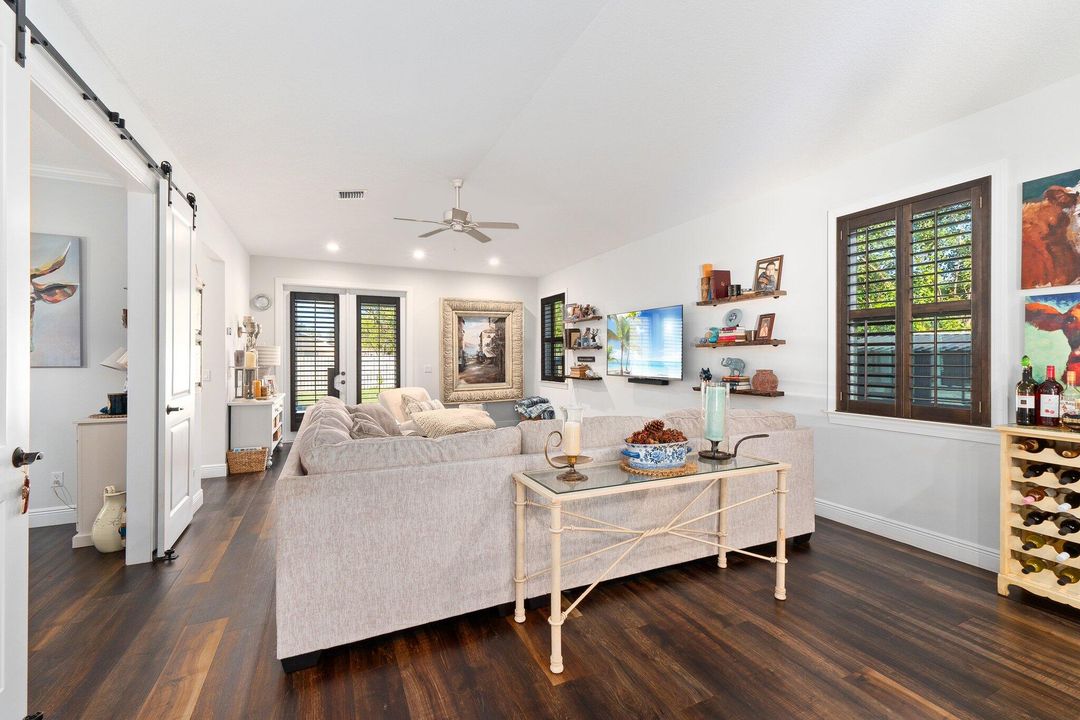 Под контрактом: $569,900 (4 спален, 2 ванн, 1654 Квадратных фут)