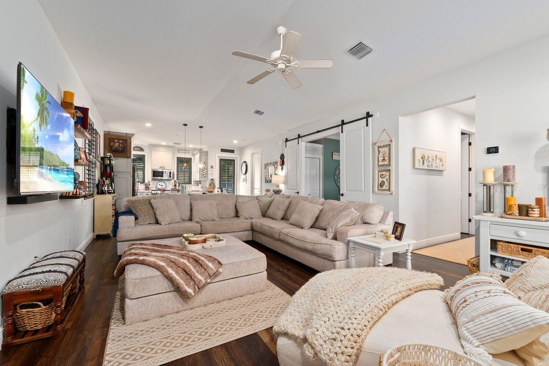 Под контрактом: $569,900 (4 спален, 2 ванн, 1654 Квадратных фут)