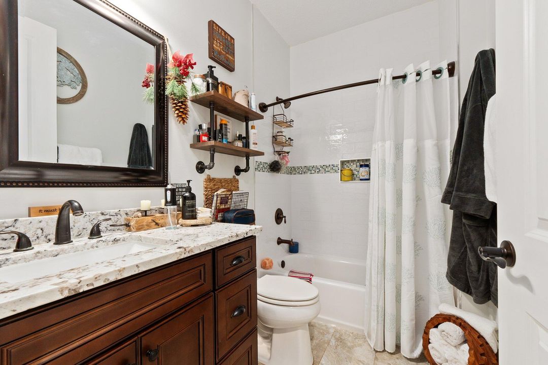 Под контрактом: $569,900 (4 спален, 2 ванн, 1654 Квадратных фут)