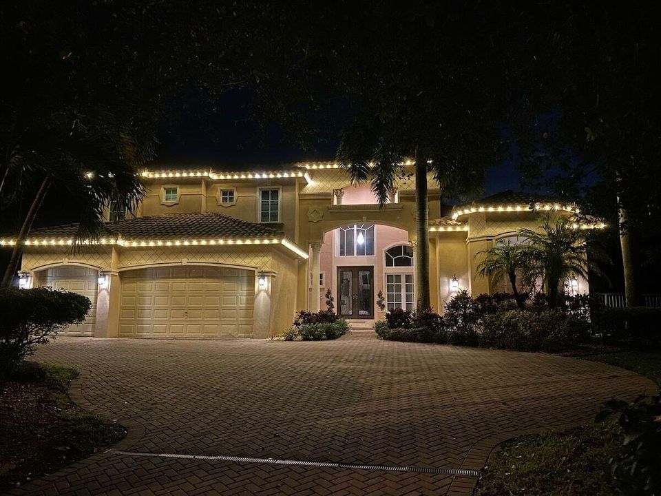 For Rent: $19,500 (5 beds, 4 baths, 4425 Square Feet)