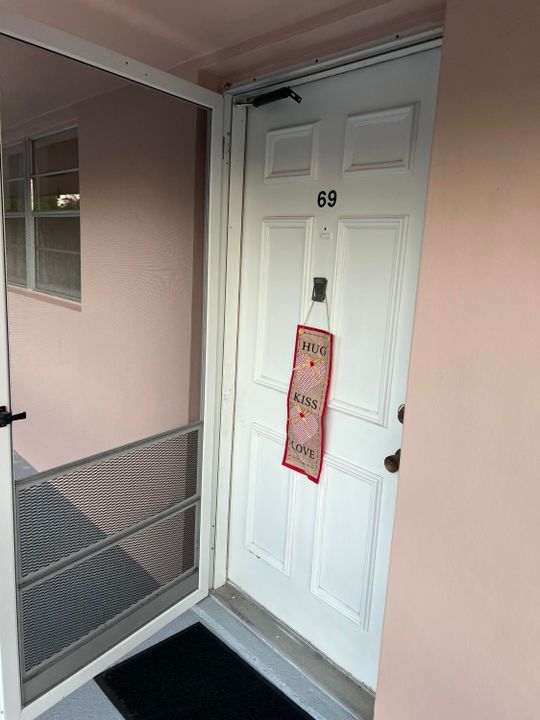 На продажу: $175,000 (2 спален, 1 ванн, 910 Квадратных фут)