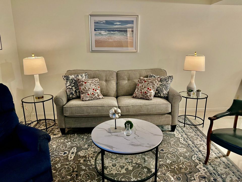 На продажу: $175,000 (2 спален, 1 ванн, 910 Квадратных фут)