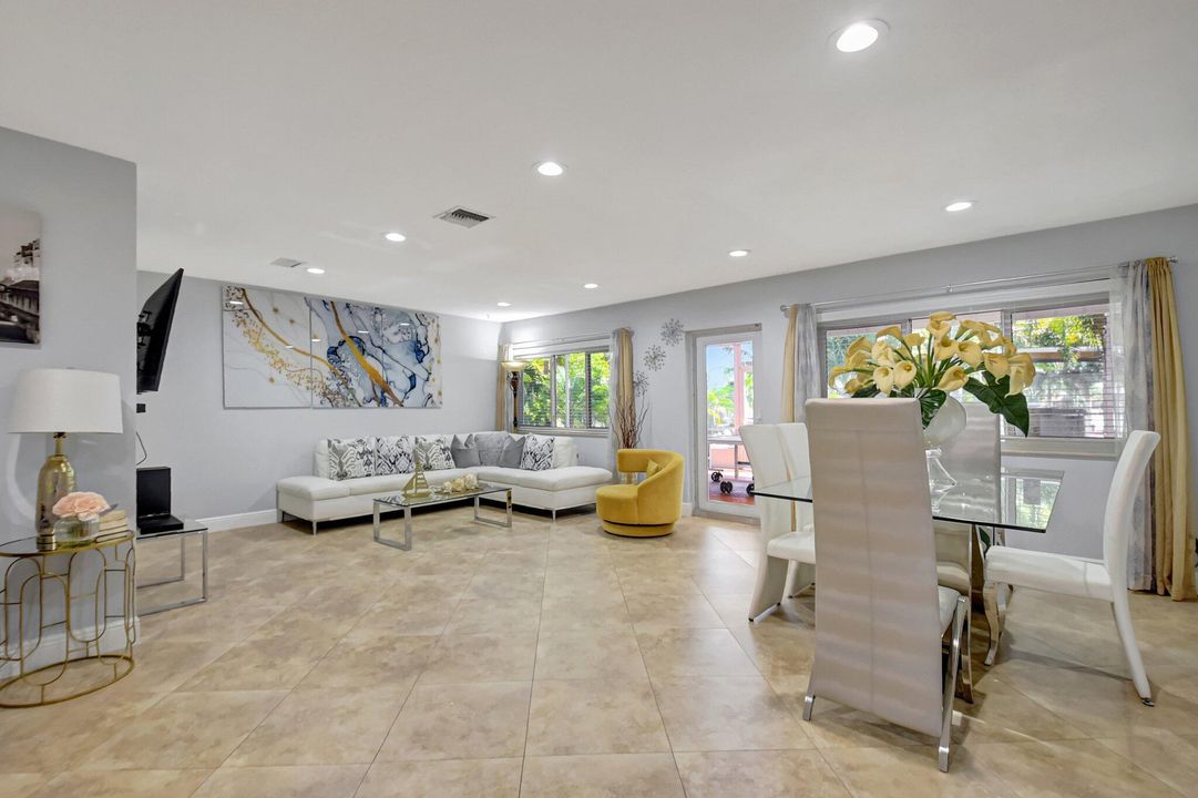 合同活跃: $1,200,000 (3 贝兹, 2 浴室, 1991 平方英尺)