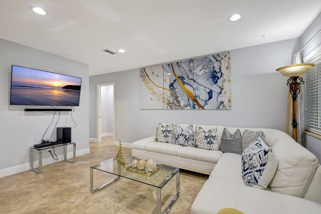 合同活跃: $1,200,000 (3 贝兹, 2 浴室, 1991 平方英尺)