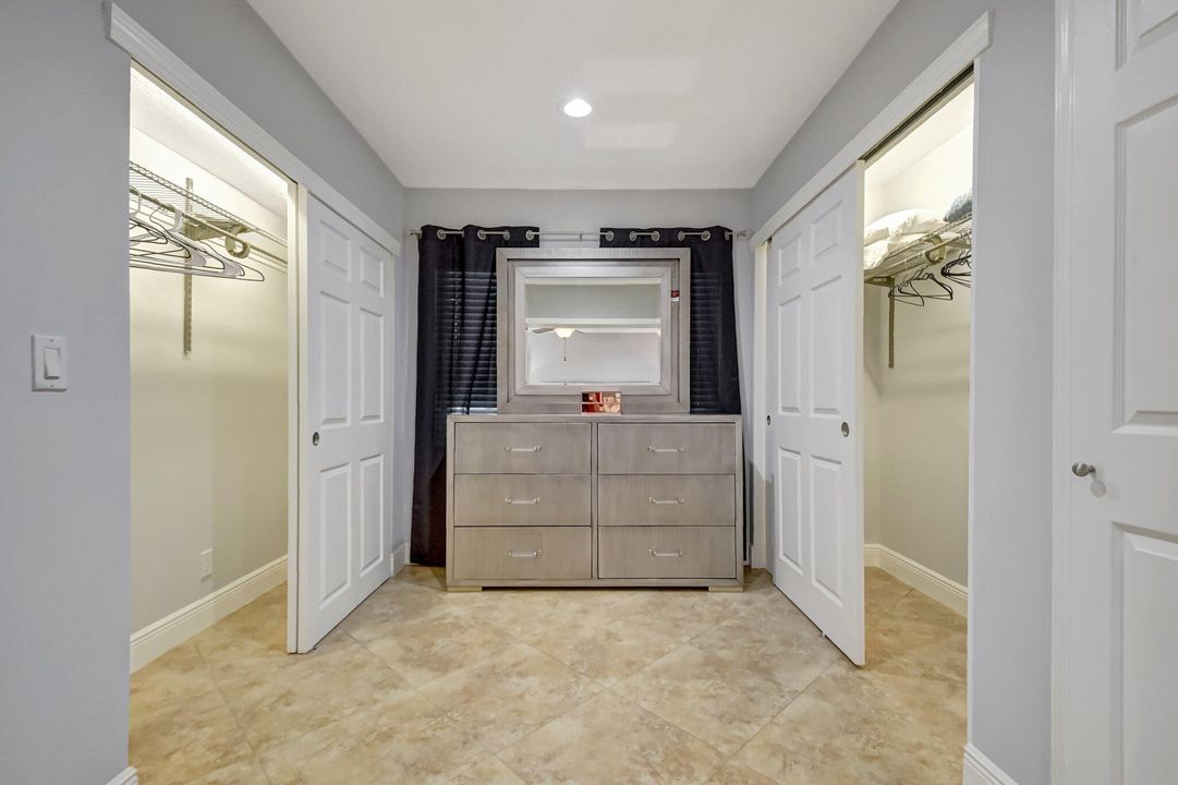 合同活跃: $1,200,000 (3 贝兹, 2 浴室, 1991 平方英尺)