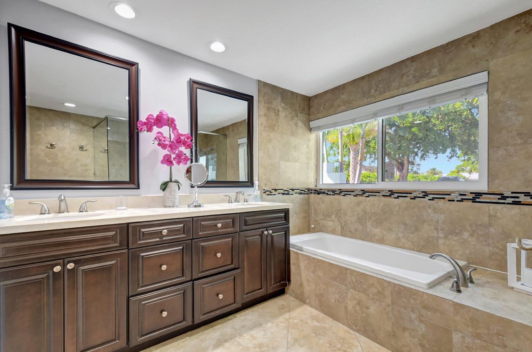 合同活跃: $1,200,000 (3 贝兹, 2 浴室, 1991 平方英尺)