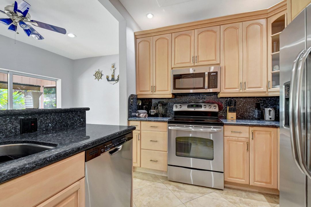 合同活跃: $1,200,000 (3 贝兹, 2 浴室, 1991 平方英尺)