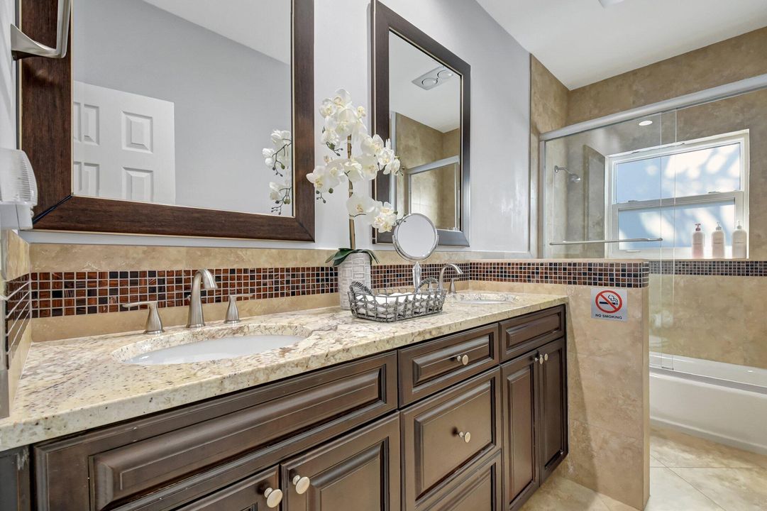 合同活跃: $1,200,000 (3 贝兹, 2 浴室, 1991 平方英尺)