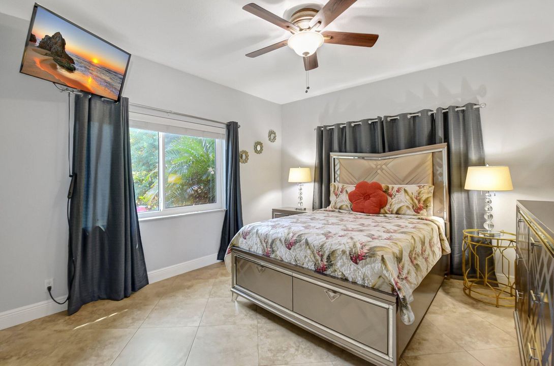 合同活跃: $1,200,000 (3 贝兹, 2 浴室, 1991 平方英尺)