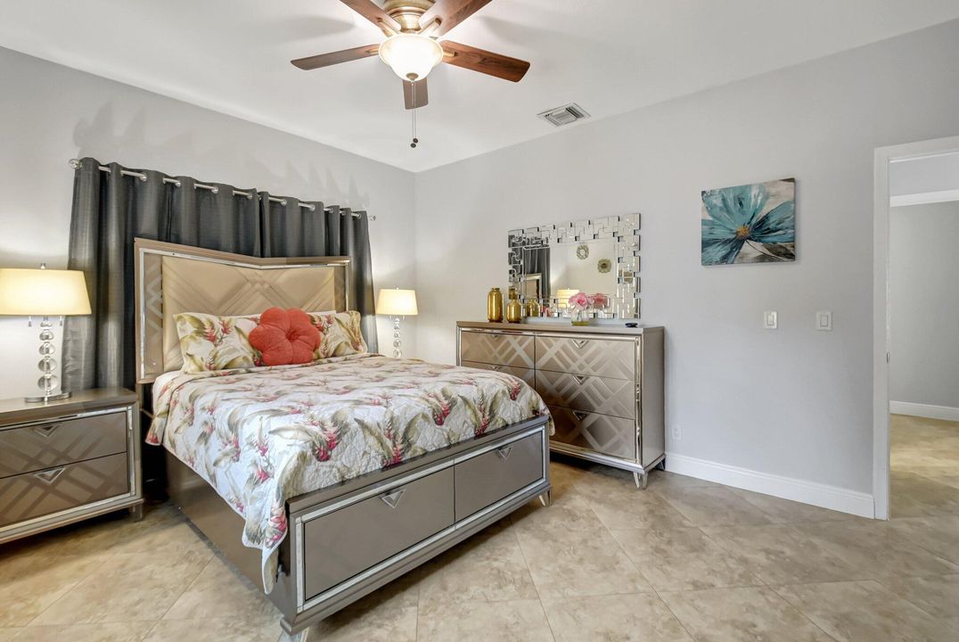 合同活跃: $1,200,000 (3 贝兹, 2 浴室, 1991 平方英尺)