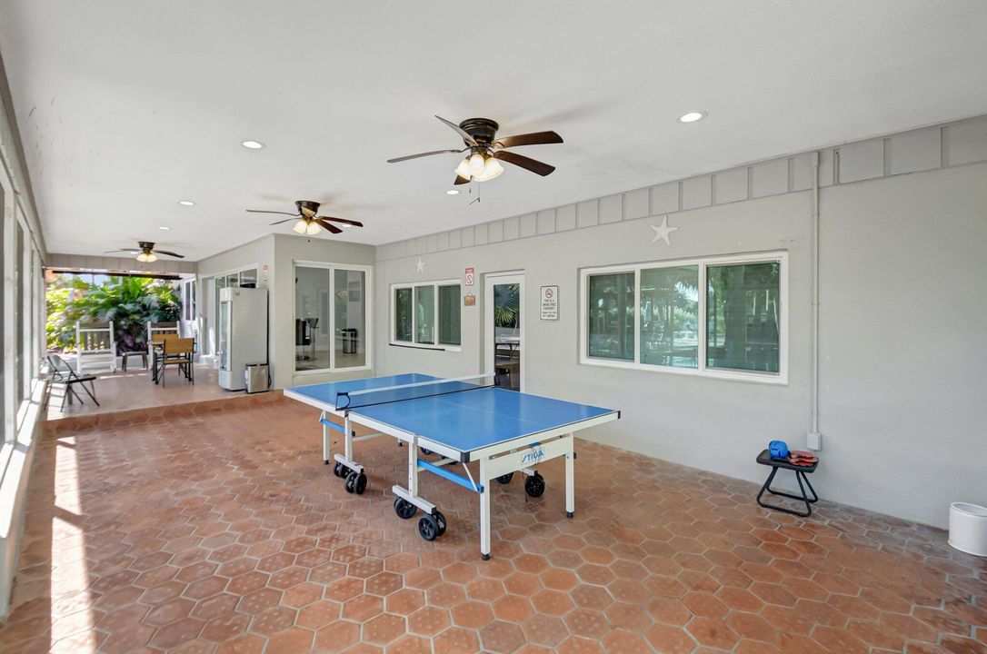 合同活跃: $1,200,000 (3 贝兹, 2 浴室, 1991 平方英尺)