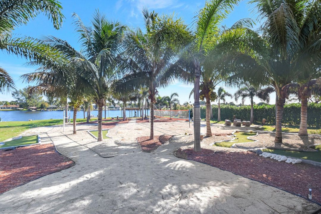 合同活跃: $1,200,000 (3 贝兹, 2 浴室, 1991 平方英尺)