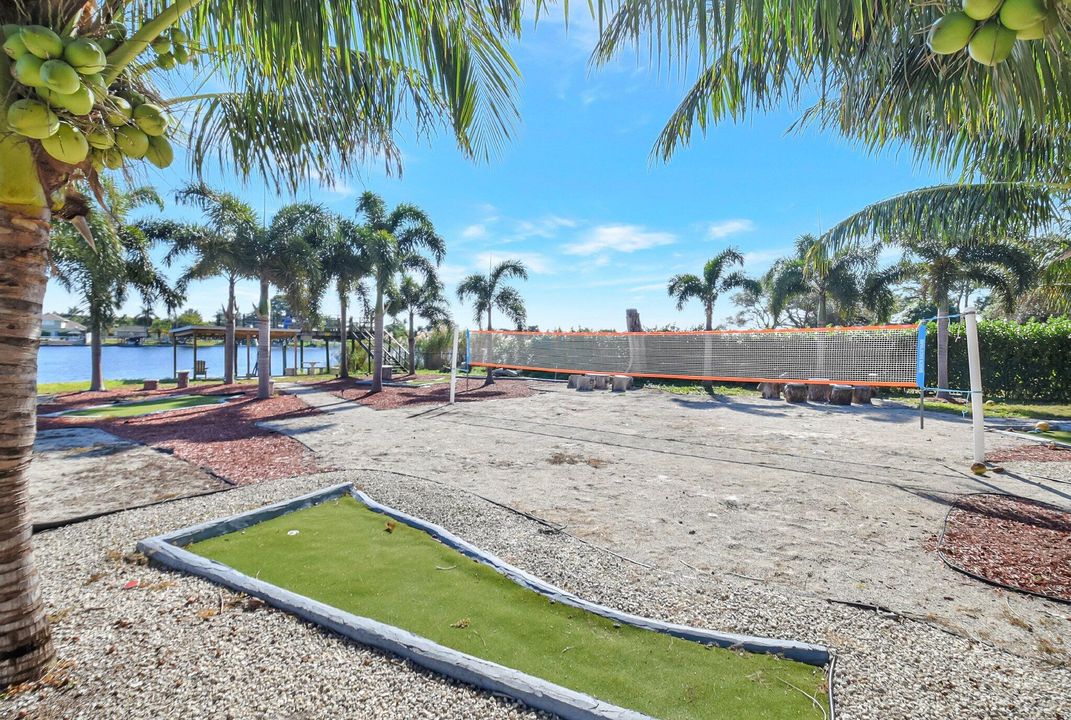 合同活跃: $1,200,000 (3 贝兹, 2 浴室, 1991 平方英尺)