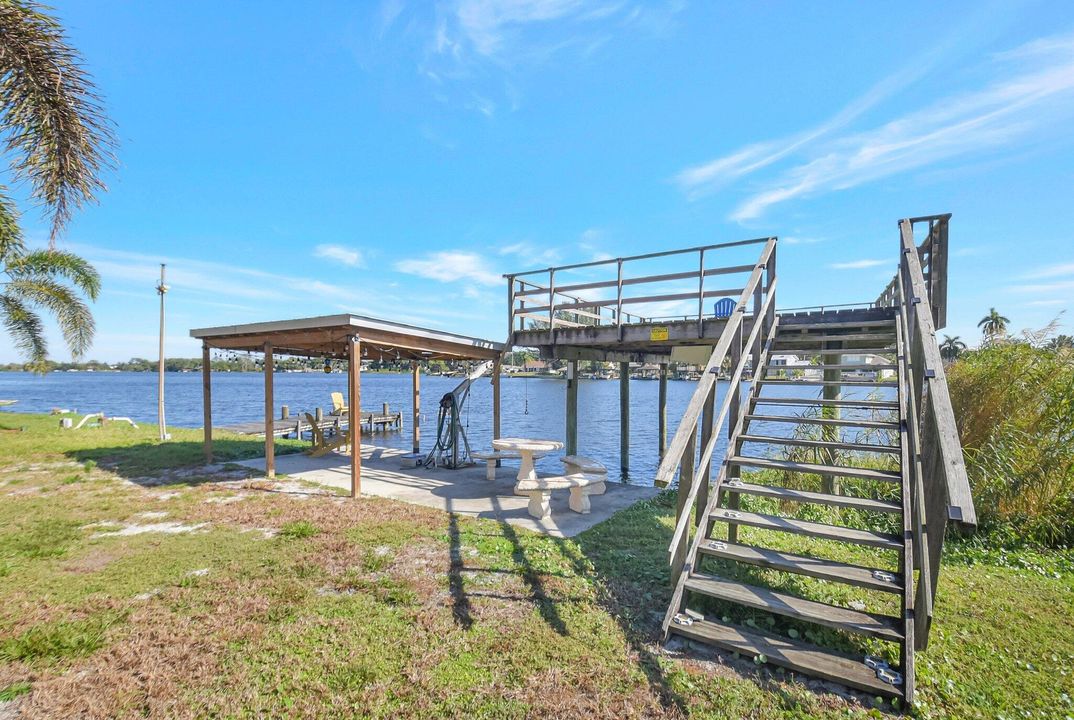 合同活跃: $1,200,000 (3 贝兹, 2 浴室, 1991 平方英尺)