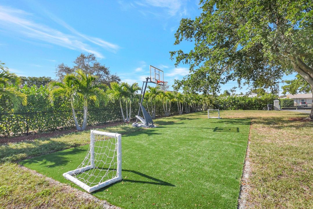 合同活跃: $1,200,000 (3 贝兹, 2 浴室, 1991 平方英尺)