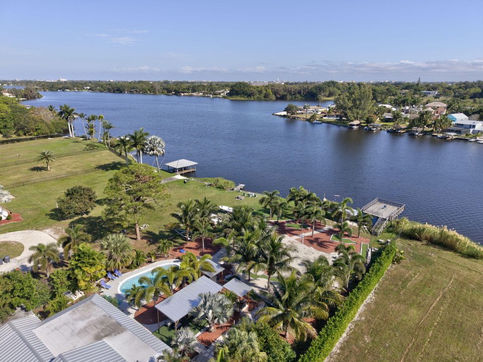 合同活跃: $1,200,000 (3 贝兹, 2 浴室, 1991 平方英尺)