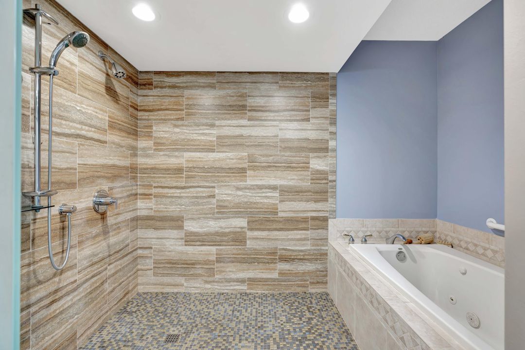 合同活跃: $162,000 (3 贝兹, 2 浴室, 1900 平方英尺)