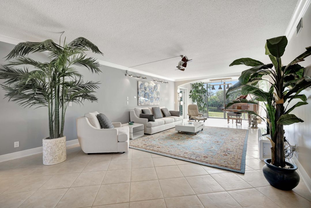 合同活跃: $162,000 (3 贝兹, 2 浴室, 1900 平方英尺)