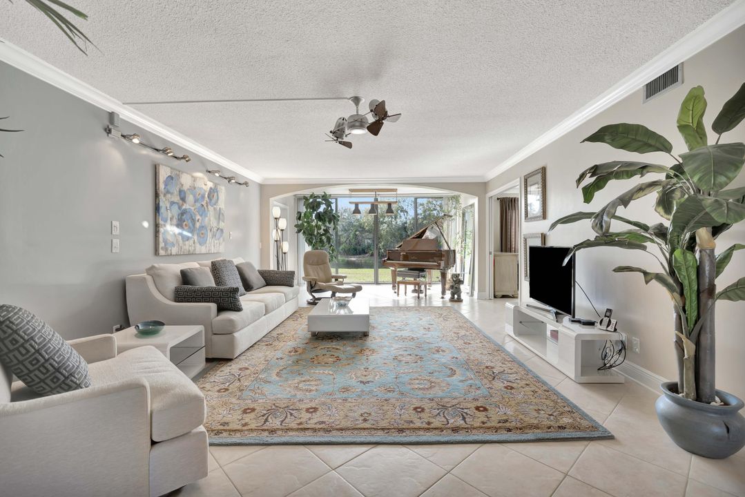 合同活跃: $162,000 (3 贝兹, 2 浴室, 1900 平方英尺)