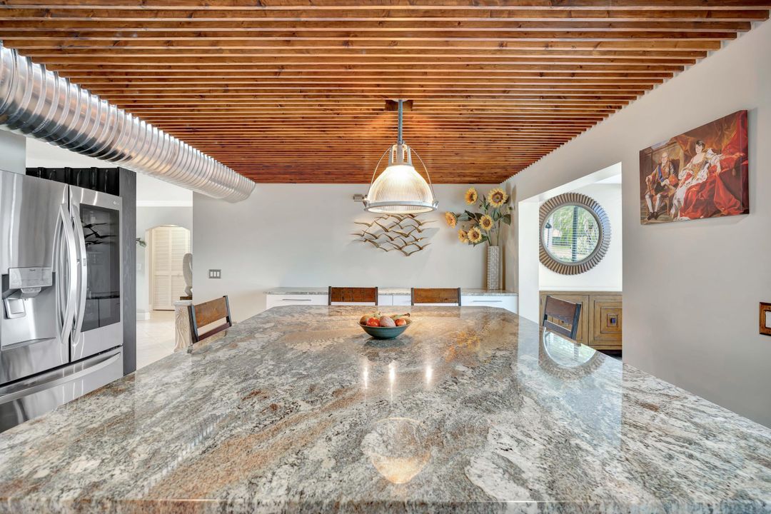 合同活跃: $162,000 (3 贝兹, 2 浴室, 1900 平方英尺)