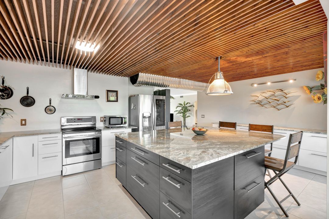 合同活跃: $162,000 (3 贝兹, 2 浴室, 1900 平方英尺)