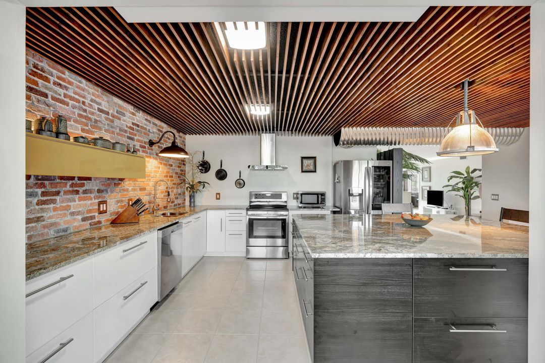 合同活跃: $162,000 (3 贝兹, 2 浴室, 1900 平方英尺)