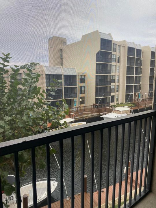 Active With Contract: $2,100 (2 beds, 2 baths, 1095 Square Feet)