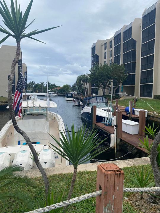 Active With Contract: $2,100 (2 beds, 2 baths, 1095 Square Feet)