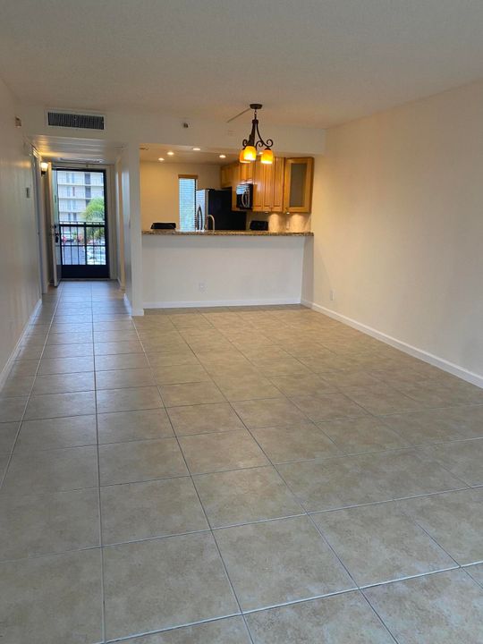 Active With Contract: $2,100 (2 beds, 2 baths, 1095 Square Feet)