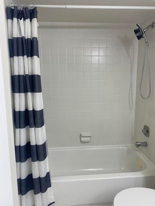 Active With Contract: $2,100 (2 beds, 2 baths, 1095 Square Feet)