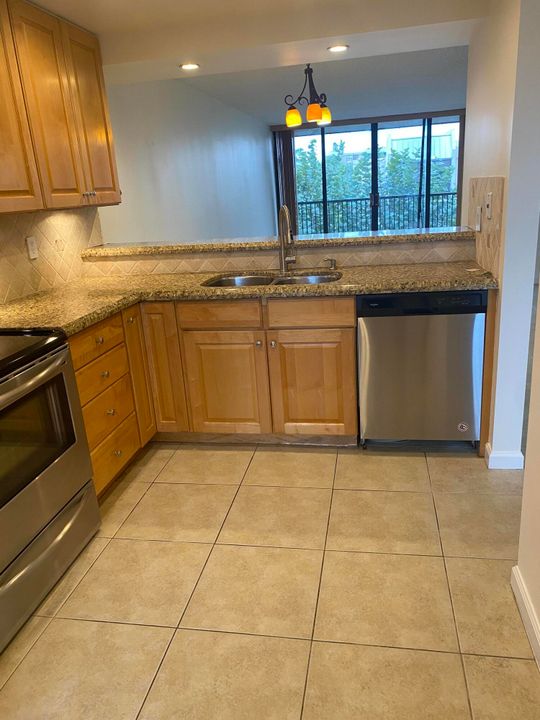 Active With Contract: $2,100 (2 beds, 2 baths, 1095 Square Feet)