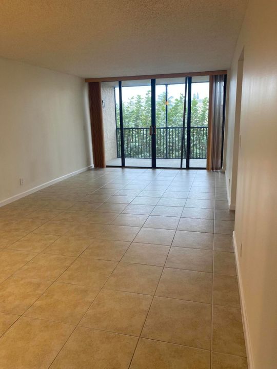 Active With Contract: $2,100 (2 beds, 2 baths, 1095 Square Feet)