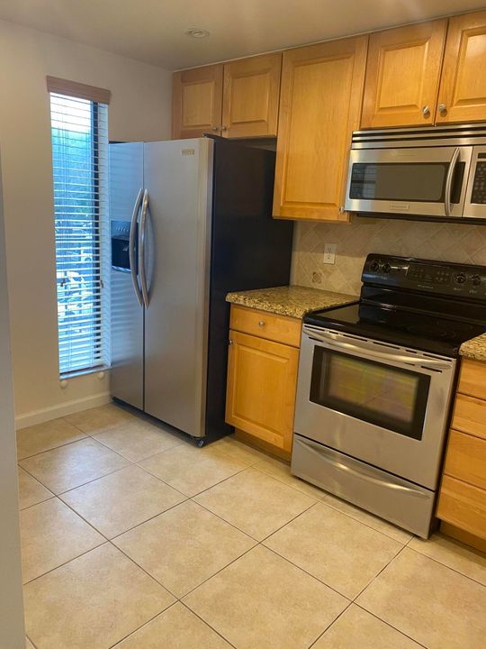 Active With Contract: $2,100 (2 beds, 2 baths, 1095 Square Feet)