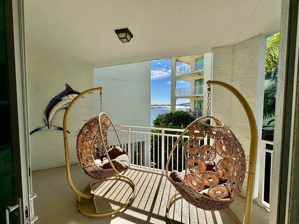 For Rent: $5,250 (2 beds, 2 baths, 1228 Square Feet)