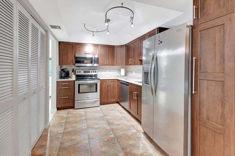 Active With Contract: $125,000 (2 beds, 2 baths, 1548 Square Feet)