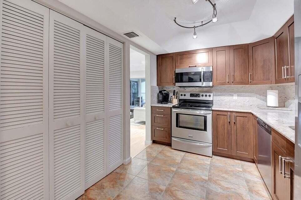 Active With Contract: $125,000 (2 beds, 2 baths, 1548 Square Feet)