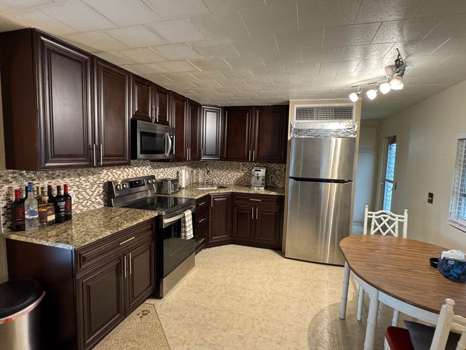 Active With Contract: $110,000 (2 beds, 1 baths, 1426 Square Feet)