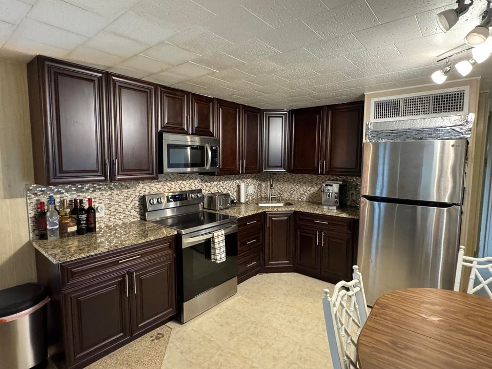 Active With Contract: $110,000 (2 beds, 1 baths, 1426 Square Feet)