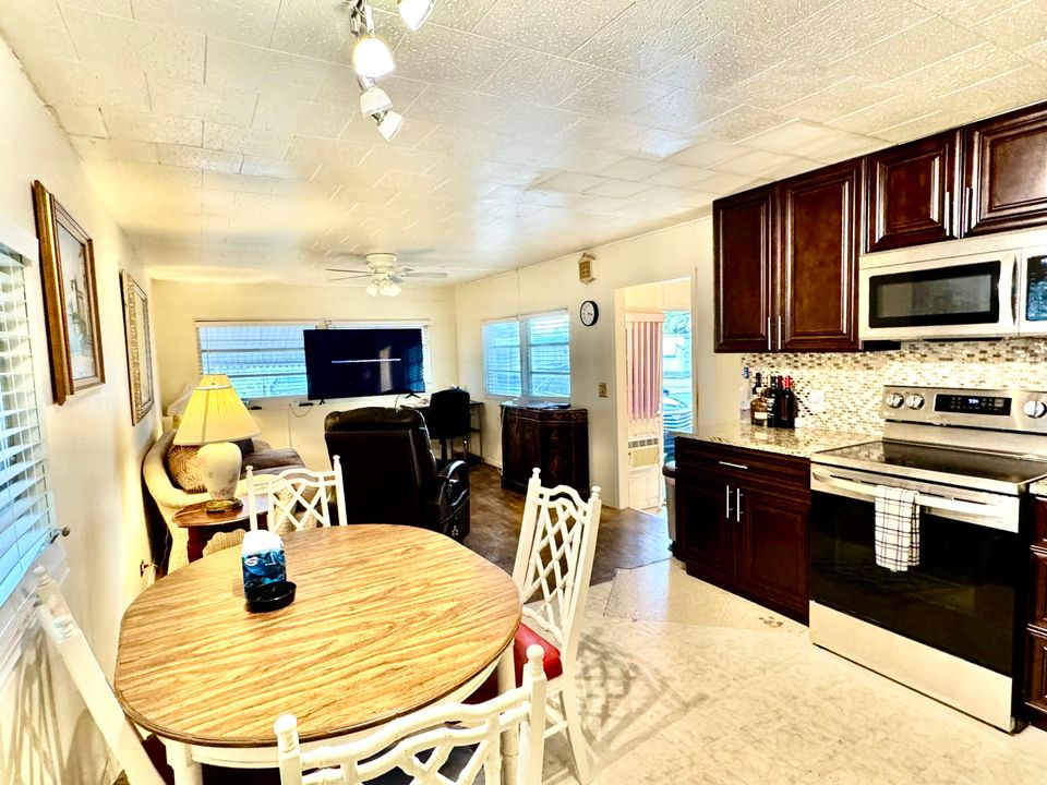 Active With Contract: $110,000 (2 beds, 1 baths, 1426 Square Feet)