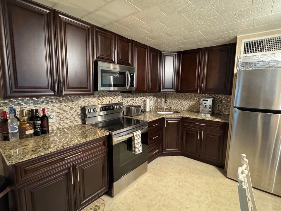 Active With Contract: $110,000 (2 beds, 1 baths, 1426 Square Feet)