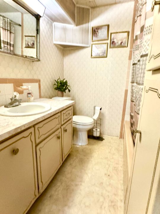 Active With Contract: $110,000 (2 beds, 1 baths, 1426 Square Feet)