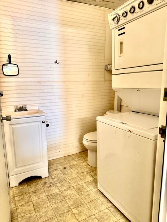 Active With Contract: $110,000 (2 beds, 1 baths, 1426 Square Feet)