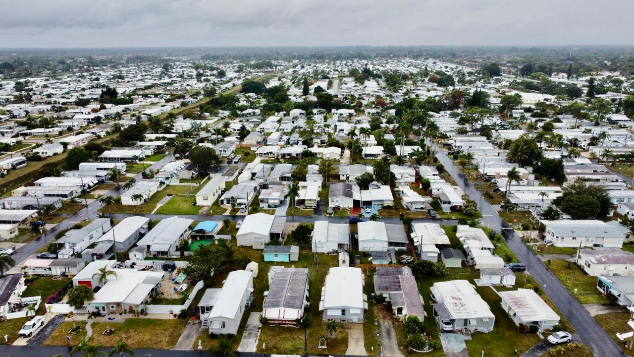 Active With Contract: $110,000 (2 beds, 1 baths, 1426 Square Feet)