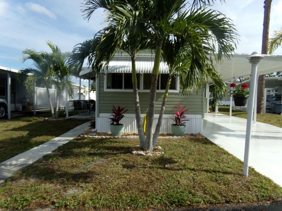 Active With Contract: $129,000 (2 beds, 2 baths, 980 Square Feet)
