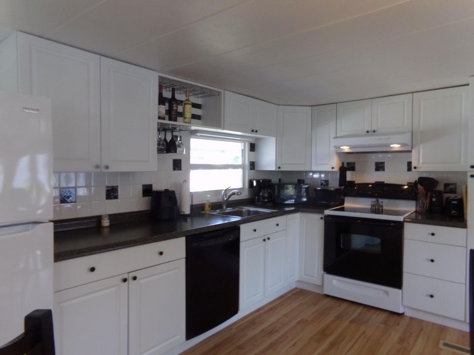 Active With Contract: $129,000 (2 beds, 2 baths, 980 Square Feet)