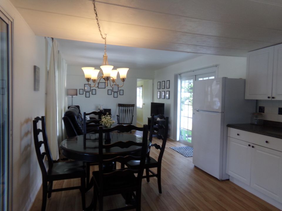 Active With Contract: $129,000 (2 beds, 2 baths, 980 Square Feet)